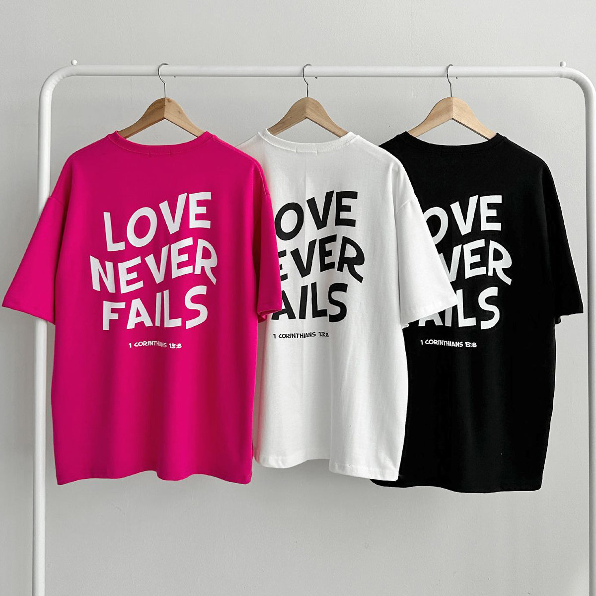 LOVE NEVER FAILS Tシャツ