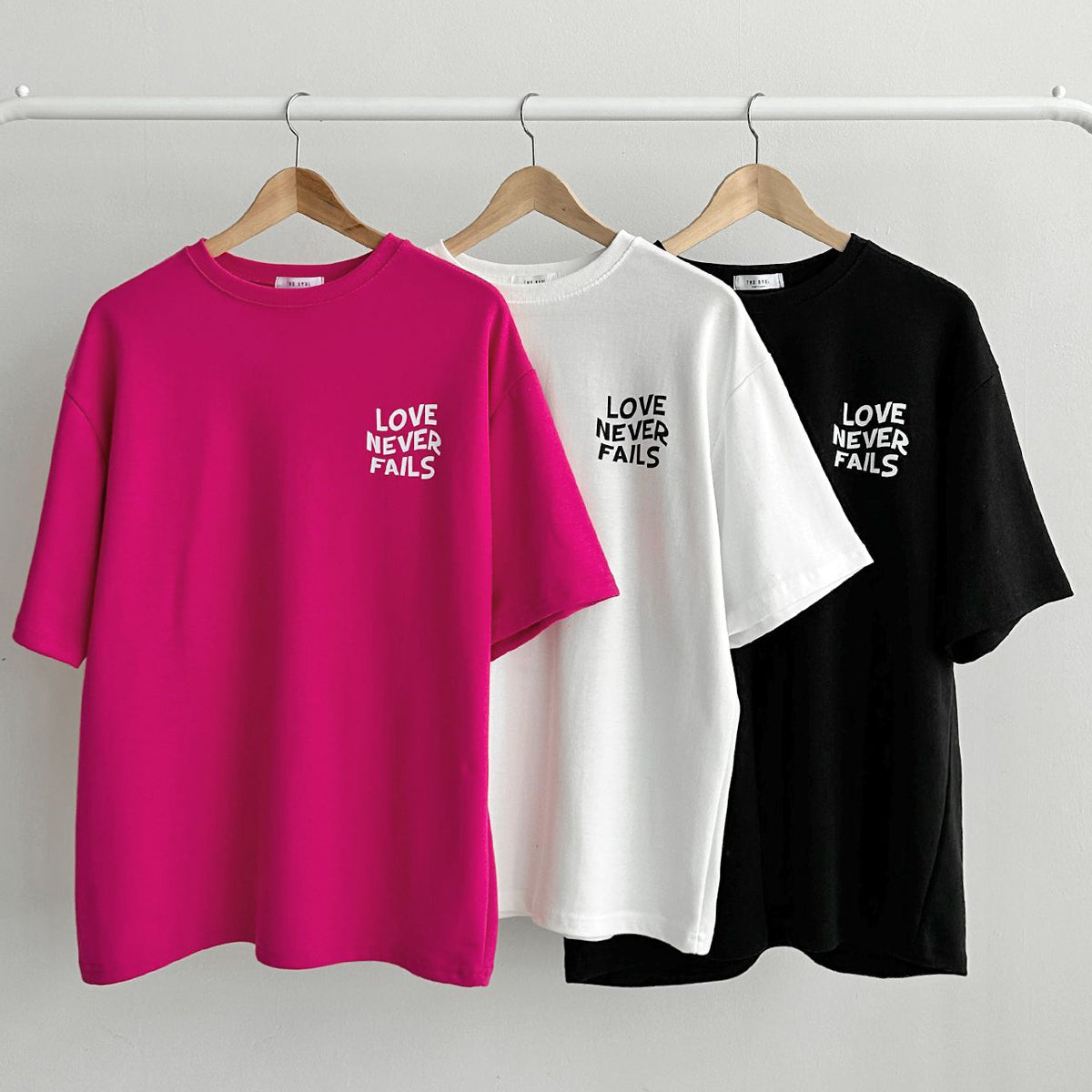 LOVE NEVER FAILS Tシャツ