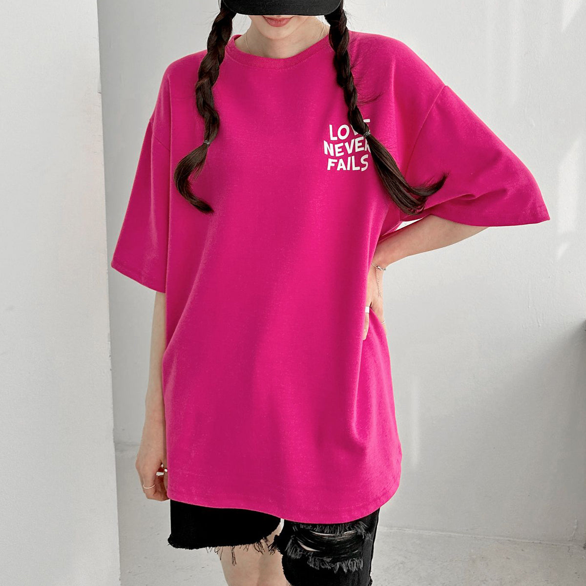 LOVE NEVER FAILS Tシャツ