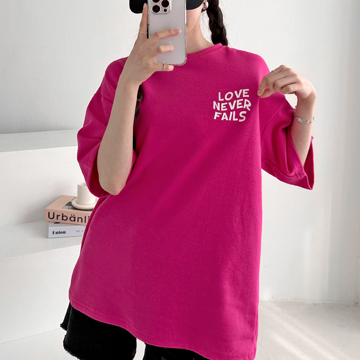 LOVE NEVER FAILS Tシャツ