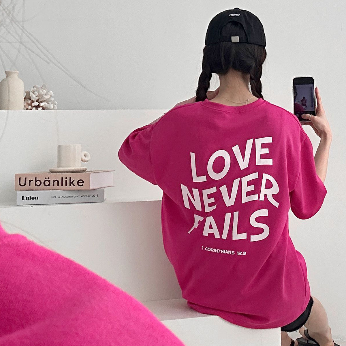 LOVE NEVER FAILS Tシャツ