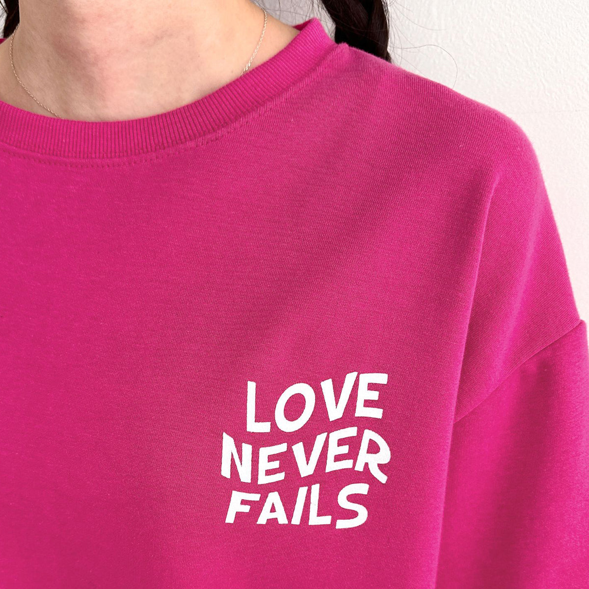 LOVE NEVER FAILS Tシャツ